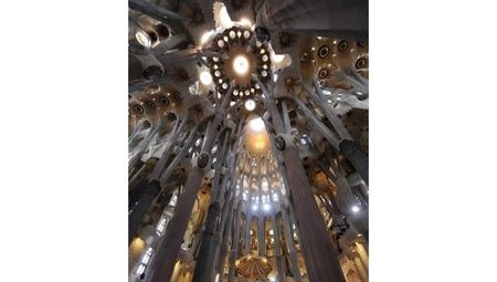 A Barcelone, mise en lumière de la nef de la Sagrada Familia