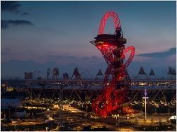 La tour Orbit dévoile ses rondeurs froides pour les futurs Jeux Olympiques de Londres (diaporama)