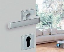 Vachette lance KAZA, nouvelle gamme design de poignées de porte intérieure en aluminium