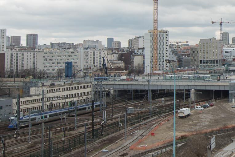 Une méga-poutre en béton tombe sur des voies ferrées, à Paris
