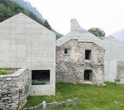 Une maison dans les montagnes du Tessin, par Andrea Frapolli