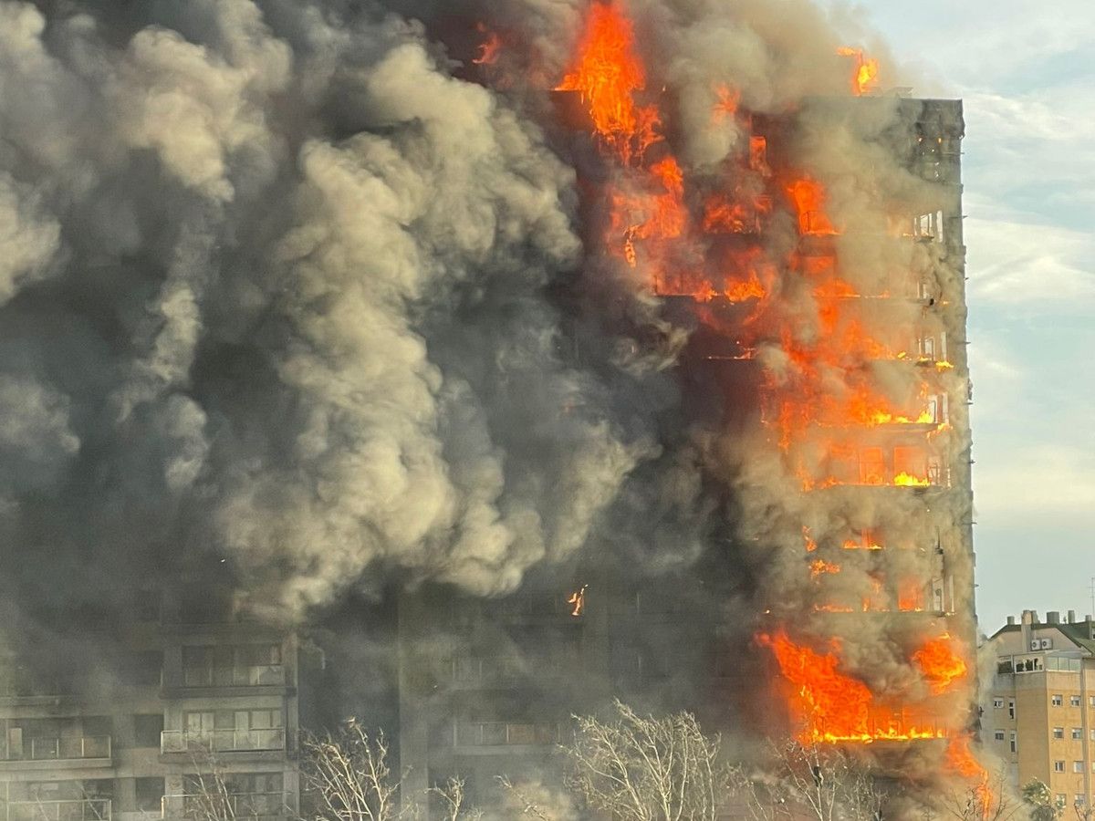 Un incendie de façade majeur frappe un immeuble résidentiel à Valence (Espagne)