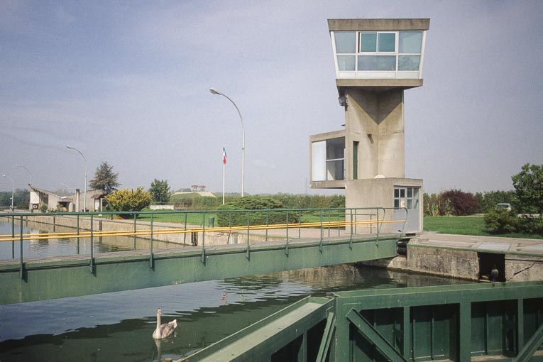 Patrimoine fluvial : L’écluse de Kembs-Niffer, dite “Le Corbusier”, en péril