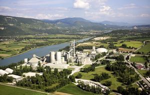 Isère : comment Vicat fait pousser des microalgues avec le CO2 de sa cimenterie