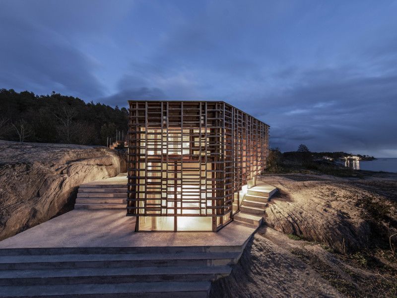 En Norvège, un abri en bois polymère se dresse sur un plateau rocheux