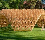 Au festival Annecy Paysages, un parasol de 259 cônes d’osier 