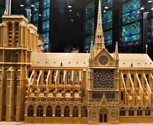 Une maquette de Notre-Dame, hommage des compagnons du Tour de France