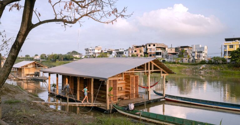 Une restauration de maison flottante en bois sur la rivière Babahayo en Equateur