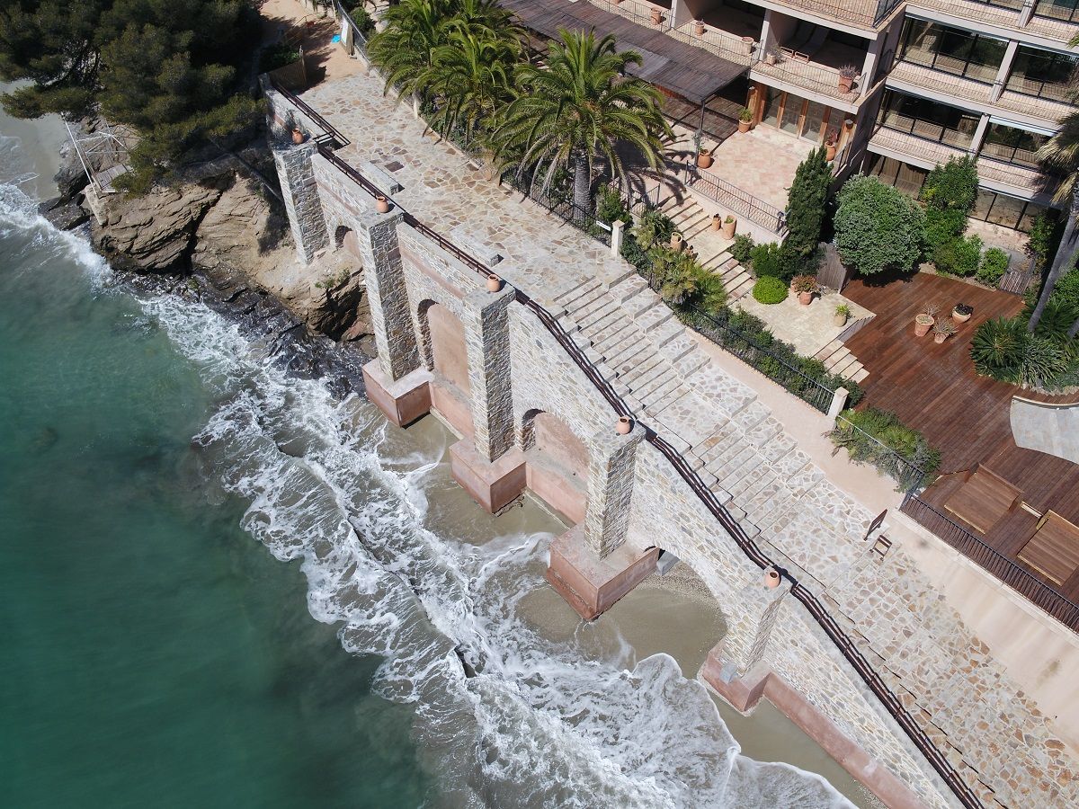 Dans le Golfe de Saint-Tropez, un escalier menant à la mer retrouve sa splendeur