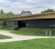 À Saint-Cyr-sur-Loire, l'école se love dans le parc municipal, grâce à Hessamfar Vérons