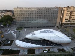 Un pavillon mobile ufologique signé Zaha Hadid se pose à Paris (diaporama)