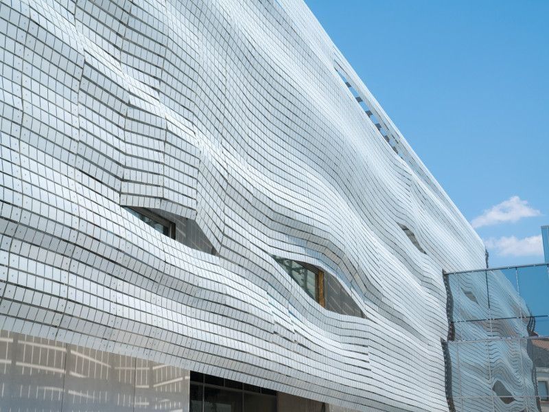 A Nîmes, Elizabeth de Portzamparc livre une toge romaine de verre