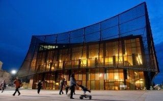 Le Grand Théâtre d'Albi habillé d'un rideau métallique