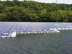 La première centrale solaire flottante de France en construction à Piolenc