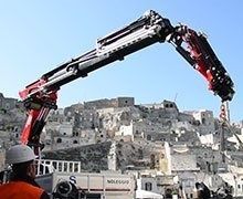 Un reportage sur une grue F1650RA en Italie