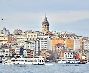 Quatre personnes arrêtées après l'effondrement d'un immeuble à Istanbul