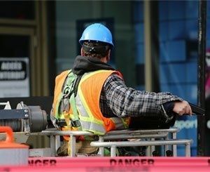 Les députés autorisent le remplacement de plusieurs salariés absents par un seul CDD