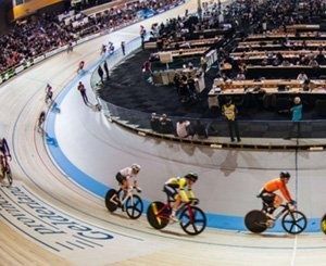Des records du monde de cyclisme réalisés sur une piste en bois Accoya