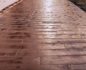 Une dalle extérieure de 140m² en béton imprimé bois pour Icade à Rungis (94)