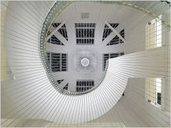 Un escalier monumental suspendu au coeur de la bibliothèque de Strasbourg