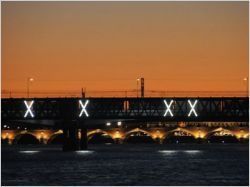 A Bordeaux, la passerelle Eiffel s'illumine