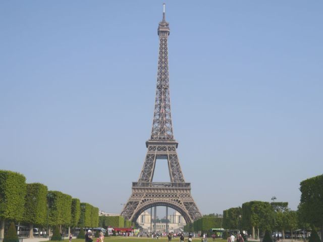 La Tour Eiffel bientôt protégée par des panneaux de verres ?