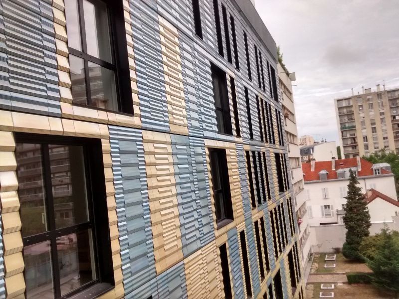 Façade scintillante en terre cuite pour des logements sociaux