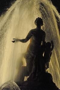 Mise en lumière spectaculaire dans les jardins de Versailles