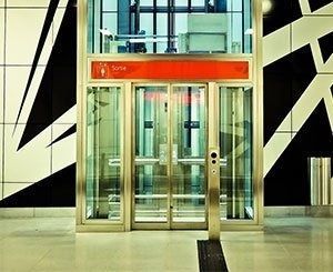 Des associations de personnes handicapées dénoncent un recul des règles sur les ascenseurs