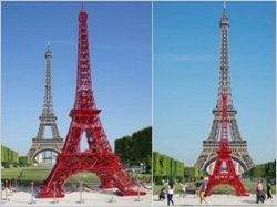Une réplique de la Tour Eiffel en chaises de bistrot
