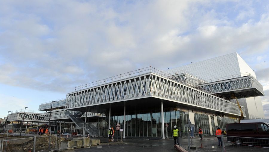 Le chantier du "monolithe" à losanges de Massimiliano Fuksas à Pierrefitte-sur-Seine en cours d'achèvement