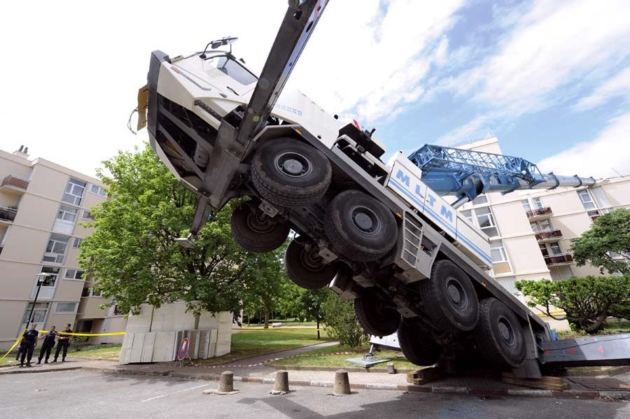 Lyon: une grue de 60 mètres tombe sur un immeuble sans faire de blessé