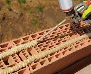 La nouvelle technique de pose au pistolet remplace la truelle pour les maçons