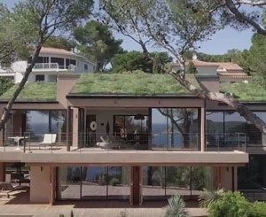 Découvrez une villa bioclimatique et en domotique Legrand face à l'île de Porquerolles