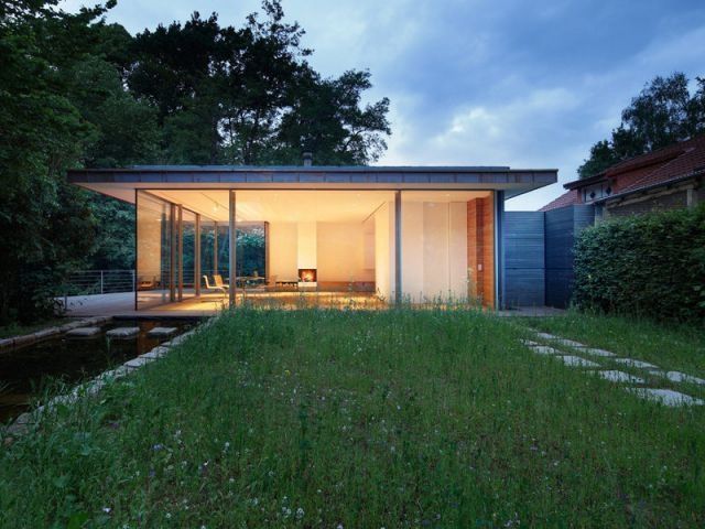 Une maison d'architecte transparente entre terre et rivière