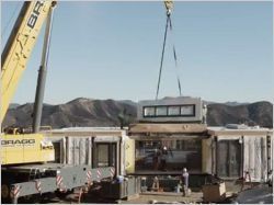 Une maison bois préfabriquée à déplier sur le chantier