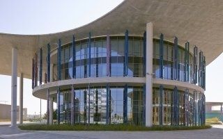 La façade 100 % verre du Palais de Justice de Saragosse, dompteuse de rayons
