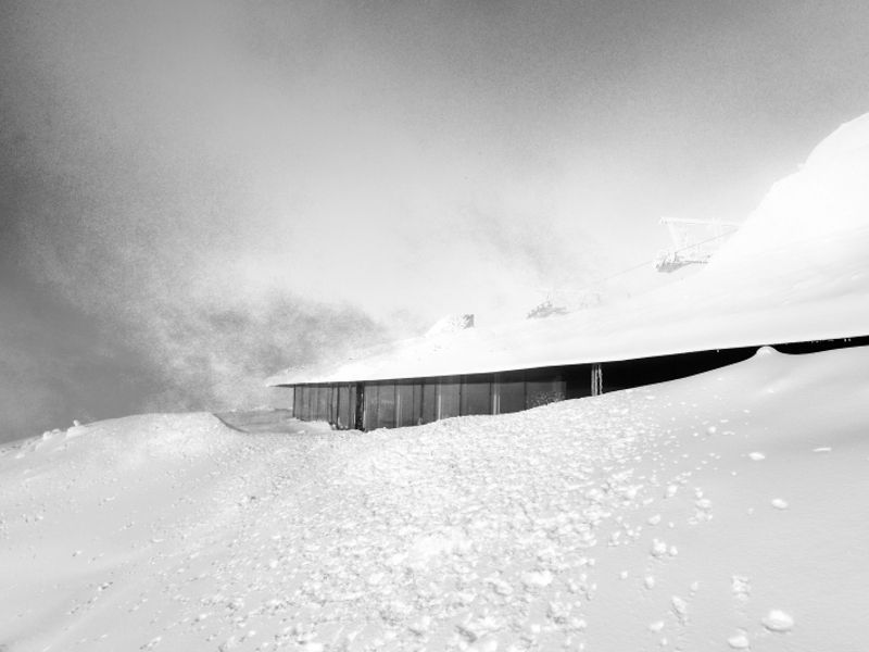 Quand un restaurant d'altitude s'immisce discrètement dans la montagne