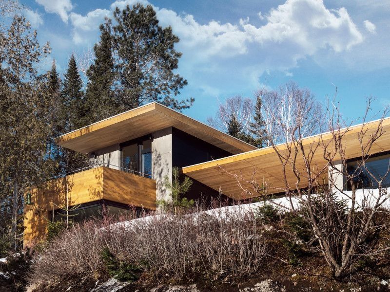 Une maison de vacances de deux niveaux nichée dans le paysage