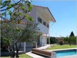 Une maison bâtie autour d'une piscine (diaporama)