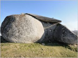 Insolite : une habitation écrasée entre deux énormes blocs de pierre