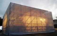 Un cube d'échafaudages comme structure scénique