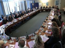 Qui participera à la commission sur l'exploitation des enceintes sportives ?