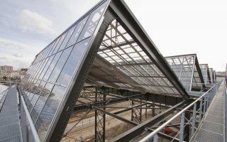 La Halle Pajol poursuit sa mue spectaculaire d'éco-quartier parisien