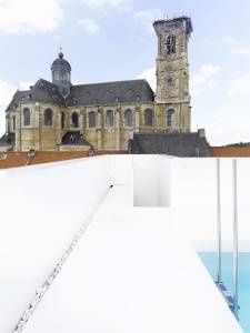 Piscine panoramique sur le toit d'une ancienne école