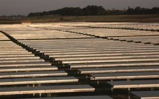 Bouygues va construire trois centrales photovoltaïques avec "trackers" solaires