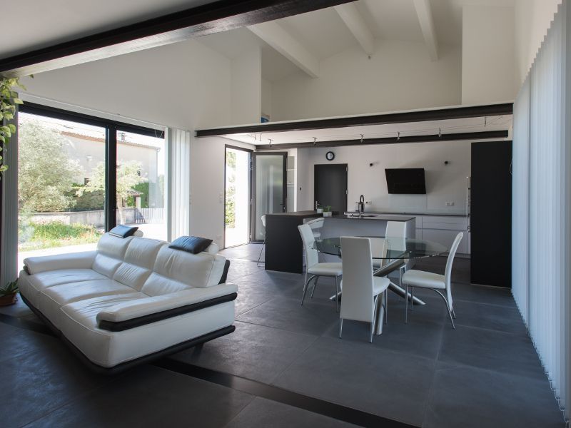 Béton et métal pour une maison qui mise sur le contraste