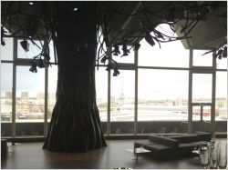 Des arbres noirs électrisent le parc des expositions à Paris