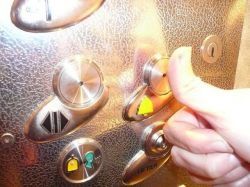 APF France Handicap et le GIHP dénoncent un recul des règles sur les ascenseurs