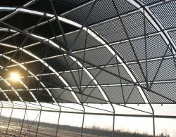 Une serre tunnel équipée de panneaux solaires